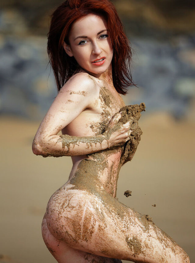 ฝรั่ง หุ่นน่าเย็ดตากลม นั่งถ่างหีกลางชายหาด 5
