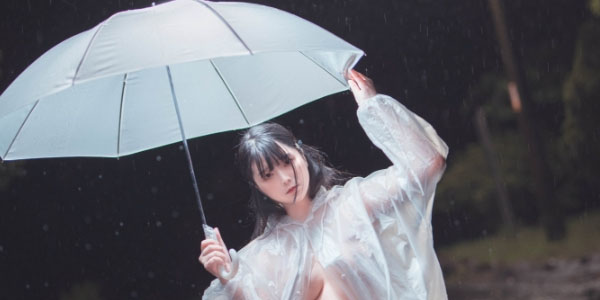 รูปสาว ๆ ดูฟรีที่นี่ สาวน้อยรูปโป๊กลางสายฝน น่ารักมาก ๆ ตูดใหญ่ขาวเนียน รูปสาวน่ารัก แอบถ่ายทางบ้าน